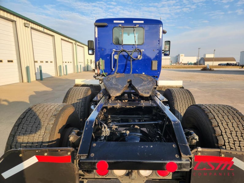 Exterior full rear view for this 2021 Kenworth T680 (Stock number: UMJ470919)