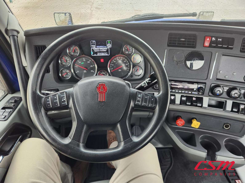 Interior dash for this 2021 Kenworth T680 (Stock number: UMJ470919)