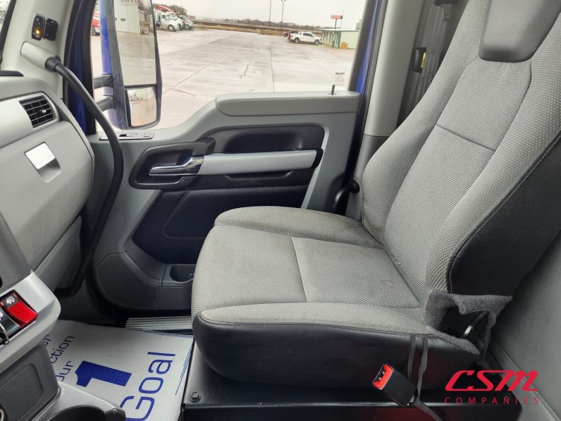 Interior seats for this 2021 Kenworth T680 (Stock number: UMJ470919)