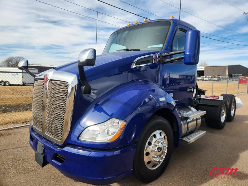 Exterior front drivers side for this 2021 Kenworth T680 (Stock number: UMJ470921)Weeee