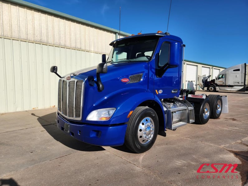 Exterior front drivers side for this 2021 Kenworth T680 (Stock number: UMJ470921)