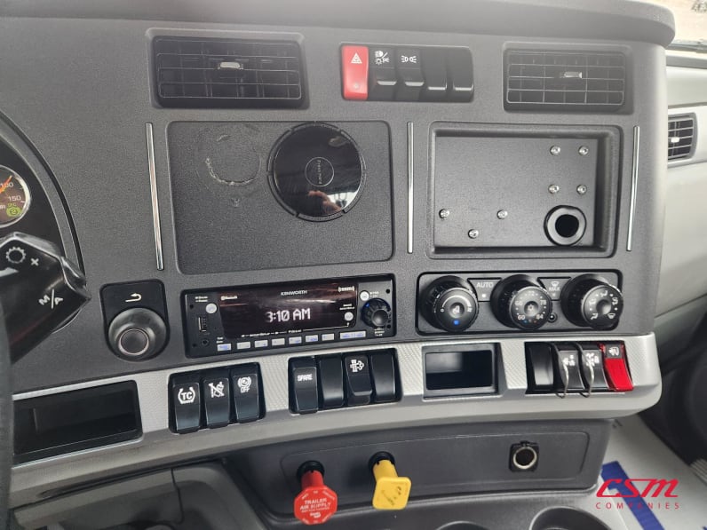 Interior radio and navigation system for this 2021 Kenworth T680 (Stock number: UMJ470921)Weeee