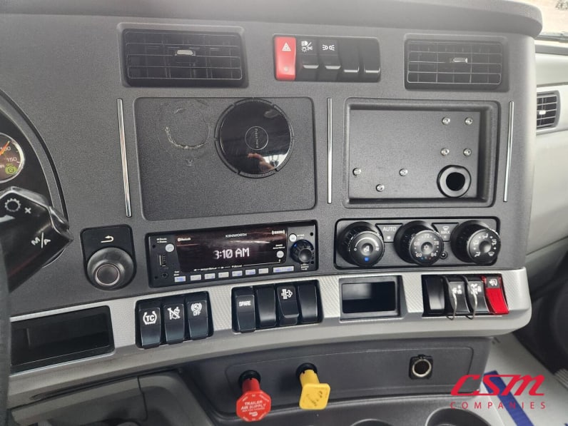 Interior radio and navigation system for this 2021 Kenworth T680 (Stock number: UMJ470921)