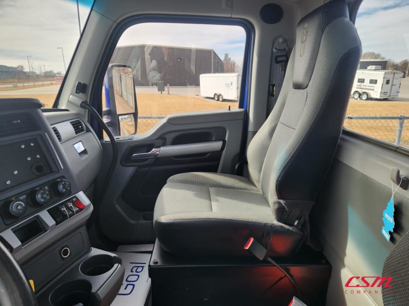 Interior seats for this 2021 Kenworth T680 (Stock number: UMJ470921)Weeee