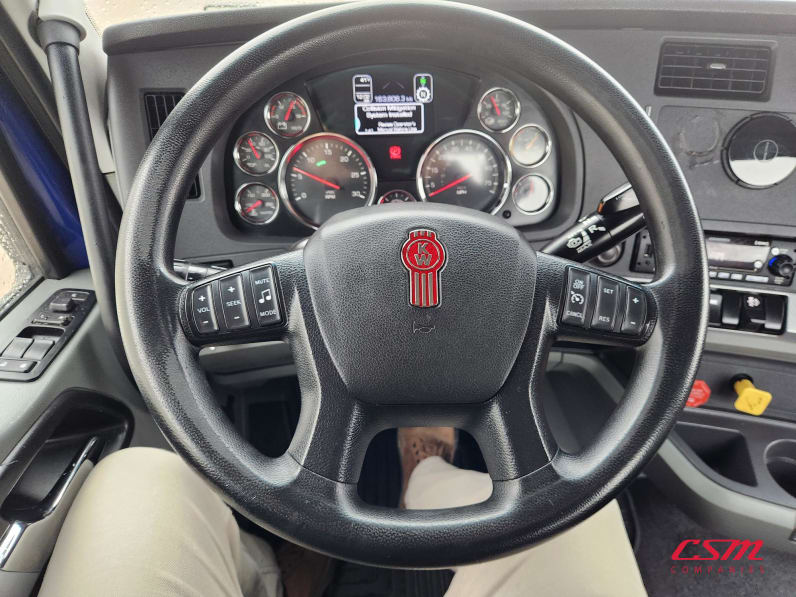 Interior steering wheel for this 2021 Kenworth T680 (Stock number: UMJ470921)Weeee