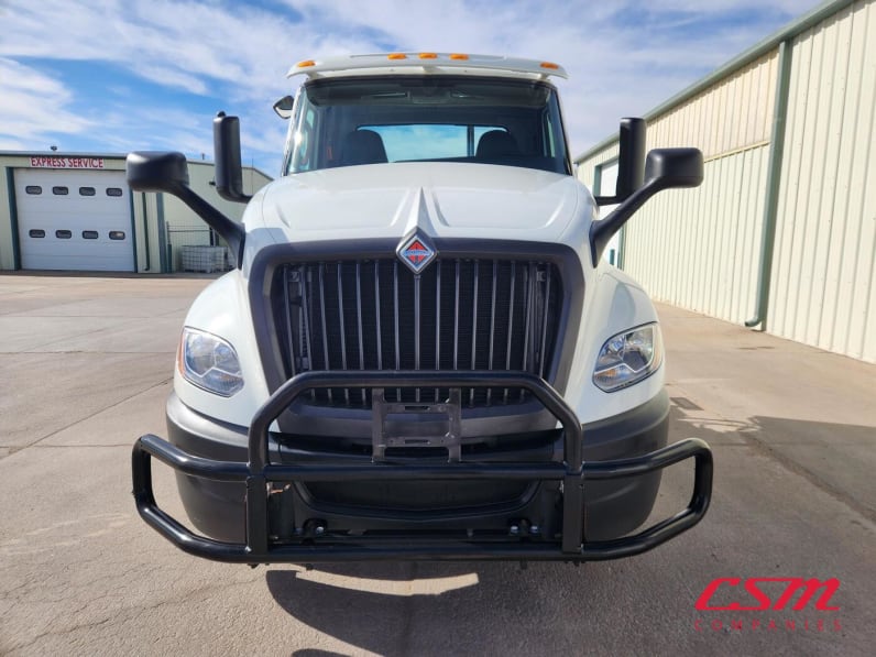 Exterior full front view for this 2021 International LT Series (Stock number: UMN145454)Weeee