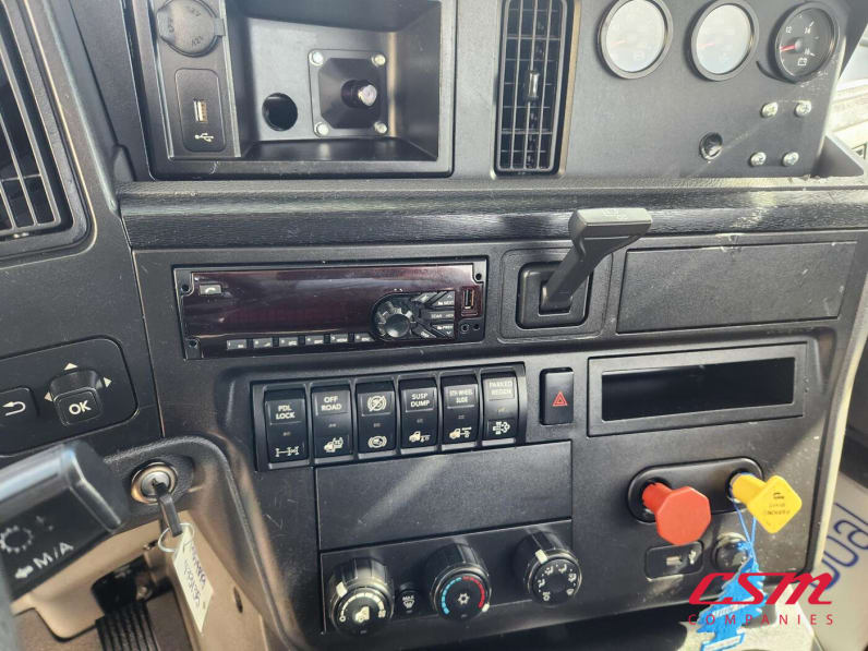 Interior radio and navigation system for this 2021 International LT Series (Stock number: UMN145454)Weeee