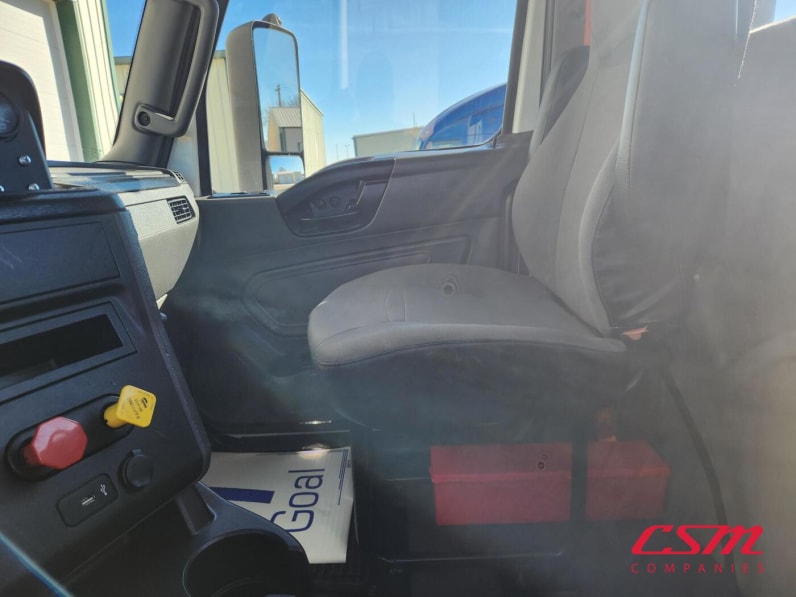 Interior seats for this 2021 International LT Series (Stock number: UMN145459)Weeee