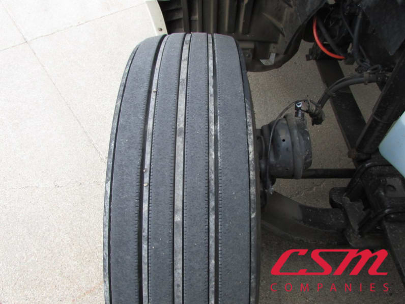 Passenger side front tire tread for this 2021 International LT Series (Stock number: UMN145462)Weeee
