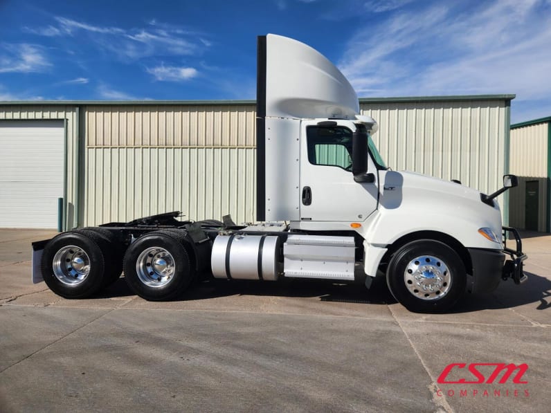 Exterior full passenger side for this 2021 International LT Series (Stock number: UMN145463)Weeee