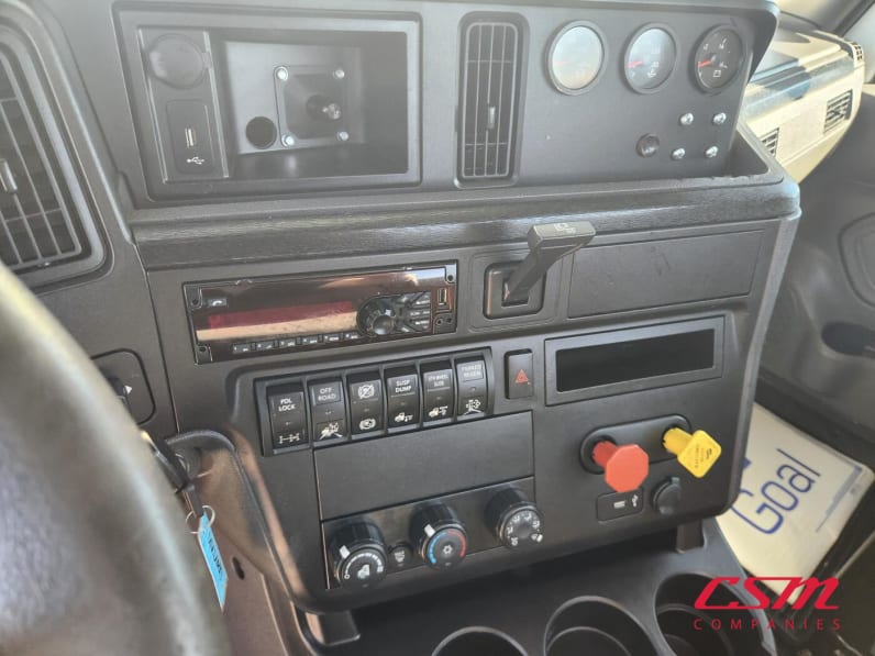 Interior radio and navigation system for this 2021 International LT Series (Stock number: UMN145463)Weeee