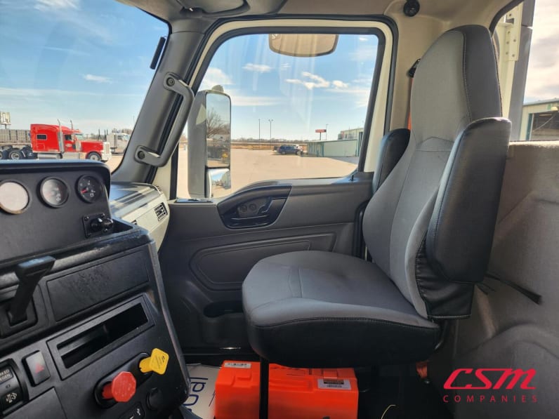 Interior seats for this 2021 International LT Series (Stock number: UMN145463)Weeee