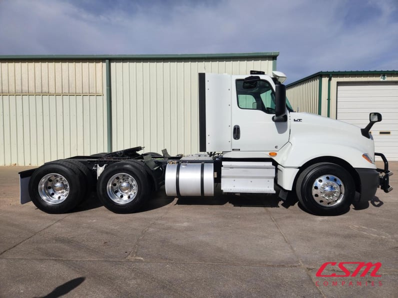 Exterior full passenger side for this 2021 International LT Series (Stock number: UMN145465)