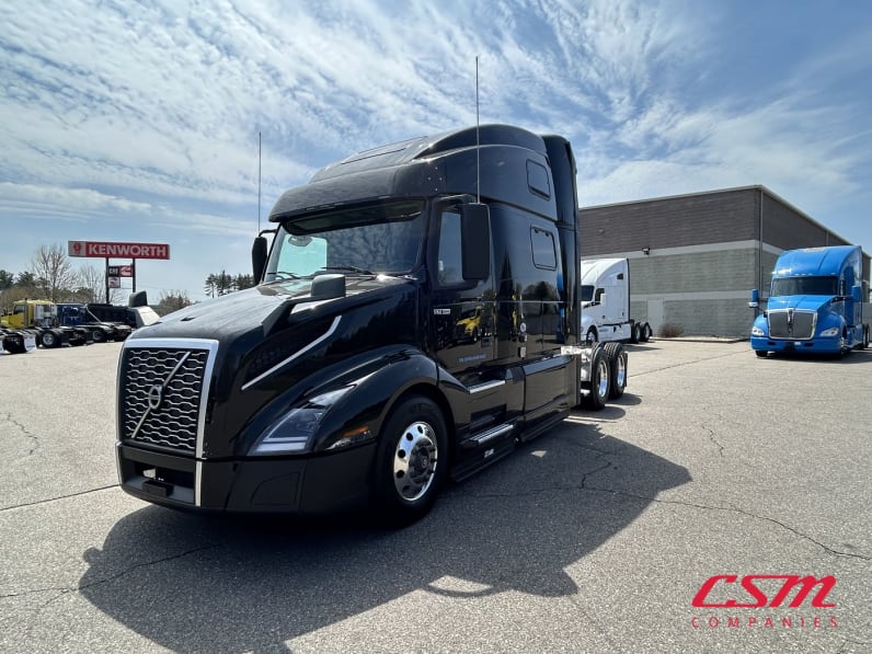 Exterior front drivers side for this 2021 Volvo VNL 860 (Stock number: UMN275741)