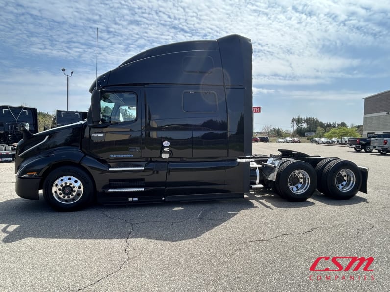 Exterior full driver side for this 2021 Volvo VNL 860 (Stock number: UMN275741)