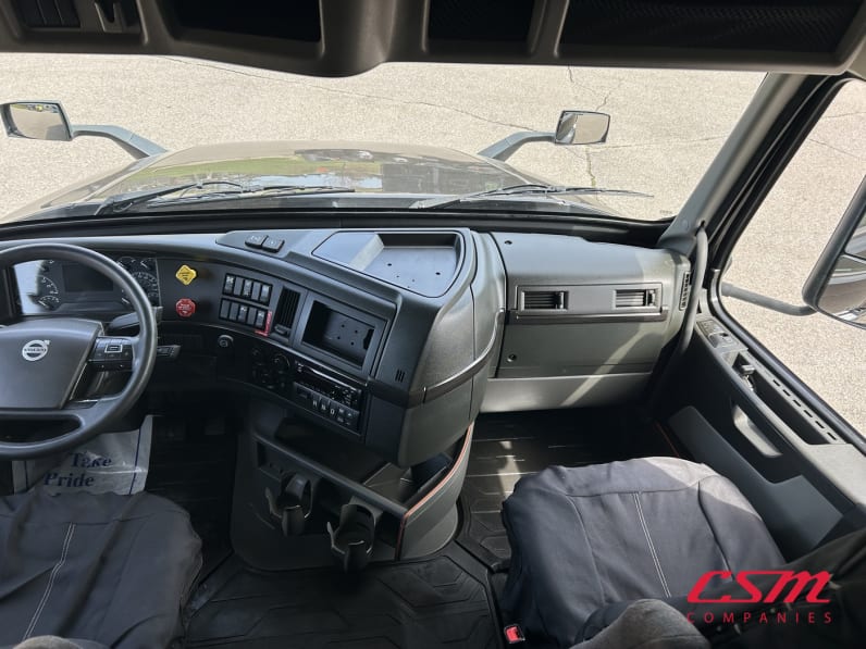 Interior cockpit for this 2021 Volvo VNL 860 (Stock number: UMN275741)