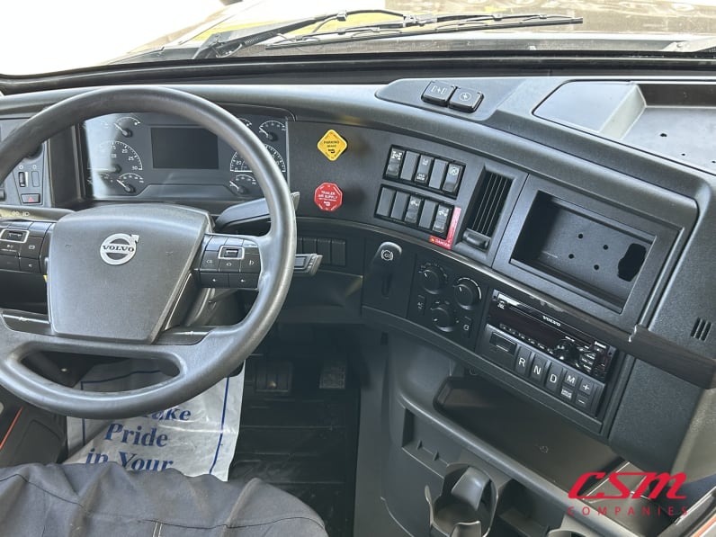 Interior dash for this 2021 Volvo VNL 860 (Stock number: UMN275741)