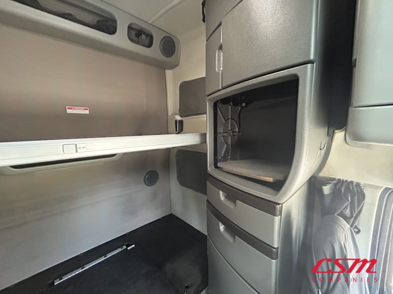 Interior driver side sleeper for this 2021 Volvo VNL 860 (Stock number: UMN275741)