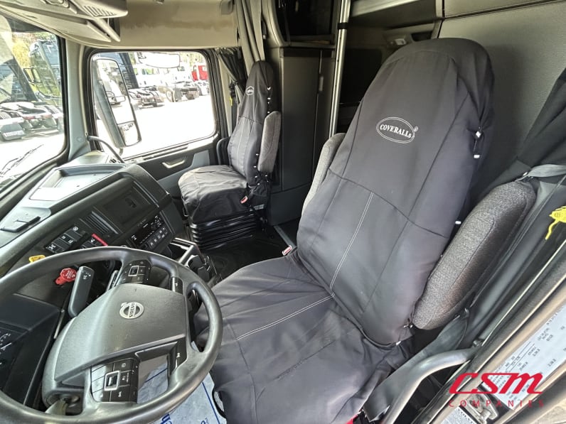 Interior seats for this 2021 Volvo VNL 860 (Stock number: UMN275741)