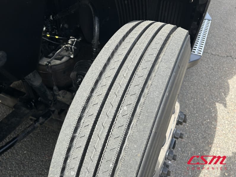 Driver side front tire tread for this 2021 Volvo VNL 860 (Stock number: UMN275745)