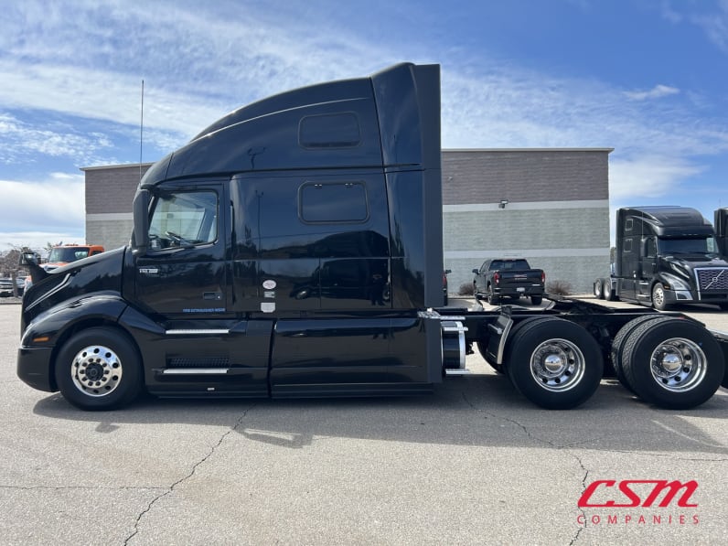 Exterior full driver side for this 2021 Volvo VNL 860 (Stock number: UMN275745)