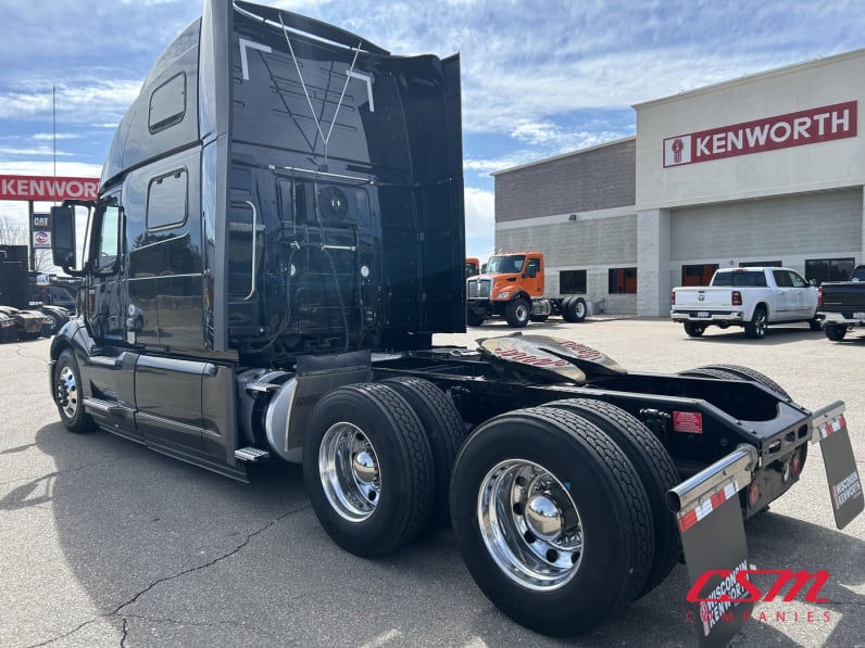 Exterior rear driver side for this 2021 Volvo VNL 860 (Stock number: UMN275745)