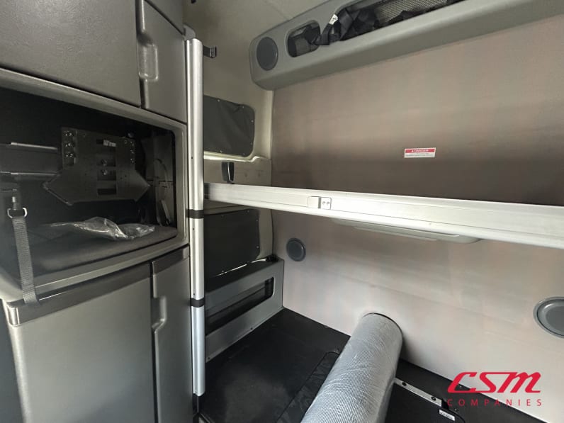 Interior passenger side sleeper for this 2021 Volvo VNL 860 (Stock number: UMN275745)