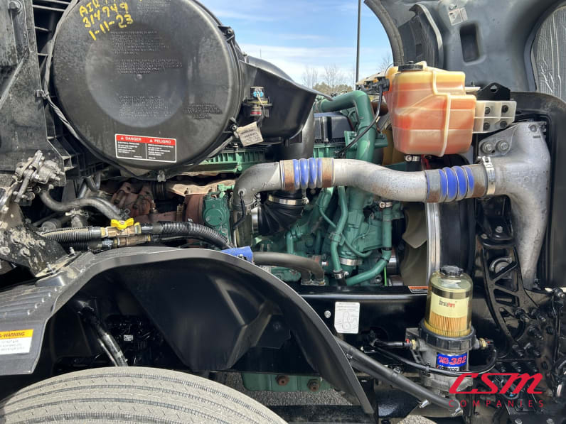 Passenger side engine for this 2021 Volvo VNL 860 (Stock number: UMN275745)