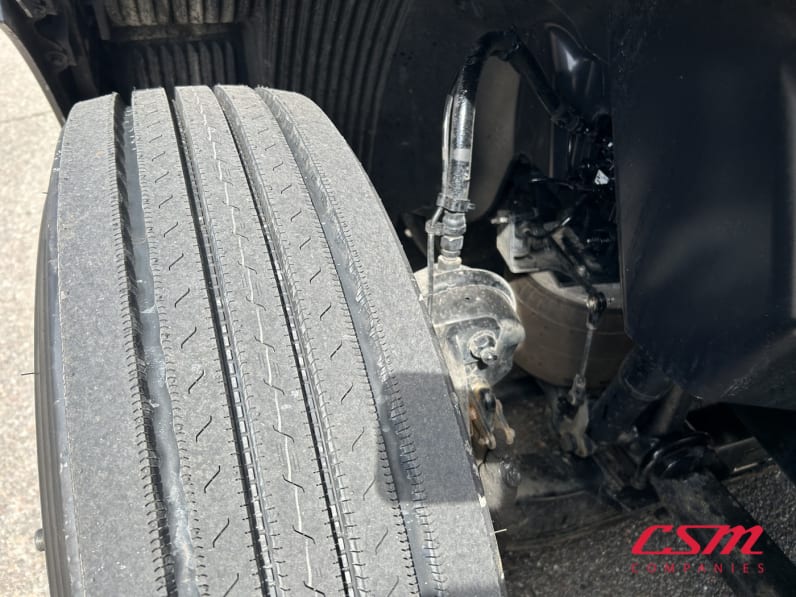 Passenger side front tire tread for this 2021 Volvo VNL 860 (Stock number: UMN275745)