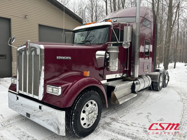 Exterior front drivers side for this 2021 Kenworth W900L (Stock number: UMR426552)