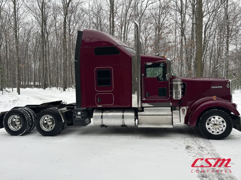 Exterior full passenger side for this 2021 Kenworth W900L (Stock number: UMR426552)