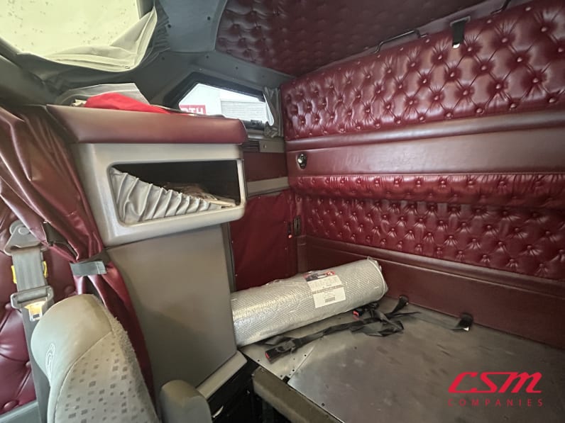 Interior passenger side sleeper for this 2021 Kenworth W900L (Stock number: UMR426553)
