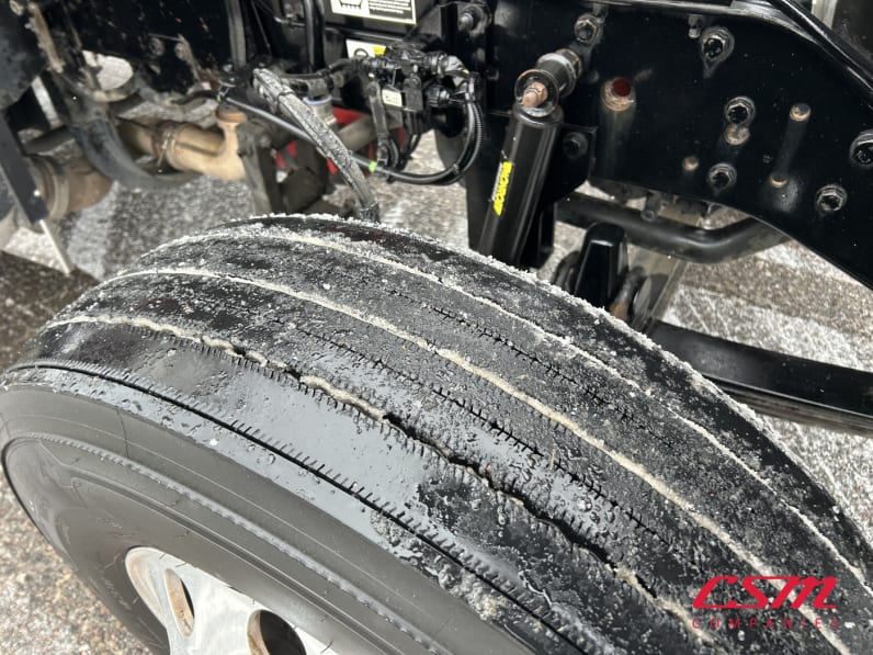 Passenger side front tire tread for this 2021 Kenworth W900L (Stock number: UMR426553)