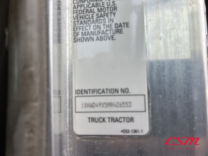 VIN tag for this 2021 Kenworth W900L (Stock number: UMR426553)