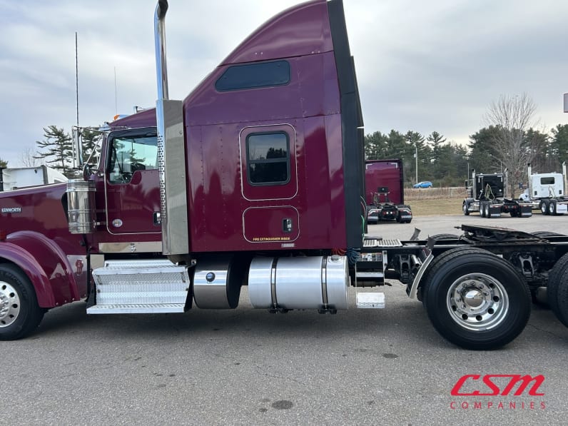 Exterior full driver side for this 2021 Kenworth W900L (Stock number: UMR426554)