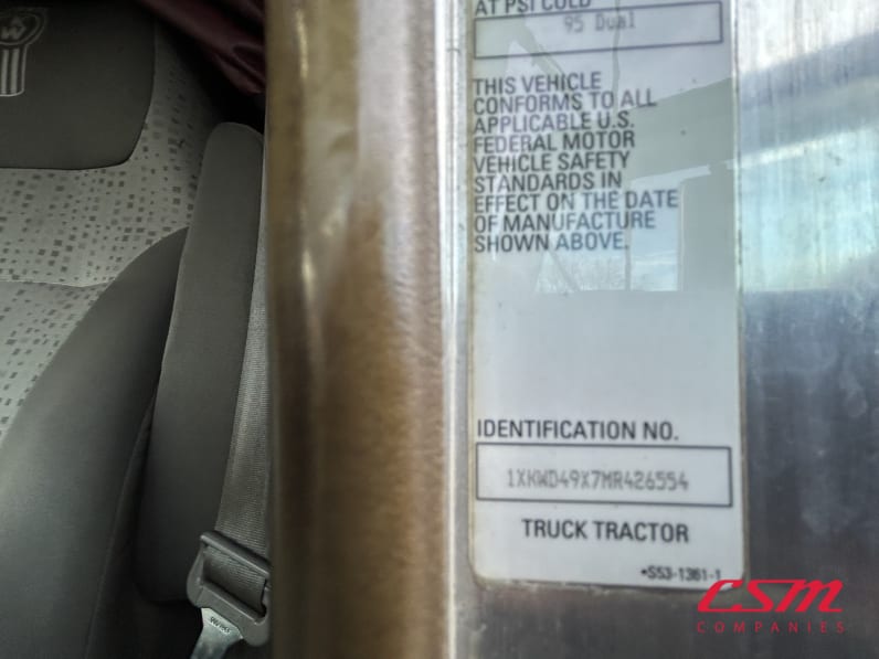 VIN tag for this 2021 Kenworth W900L (Stock number: UMR426554)