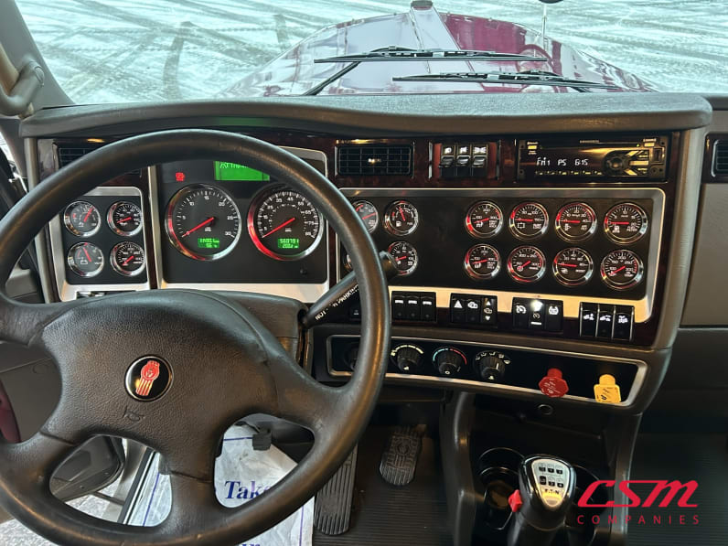 Interior dash for this 2021 Kenworth W900L (Stock number: UMR426555)