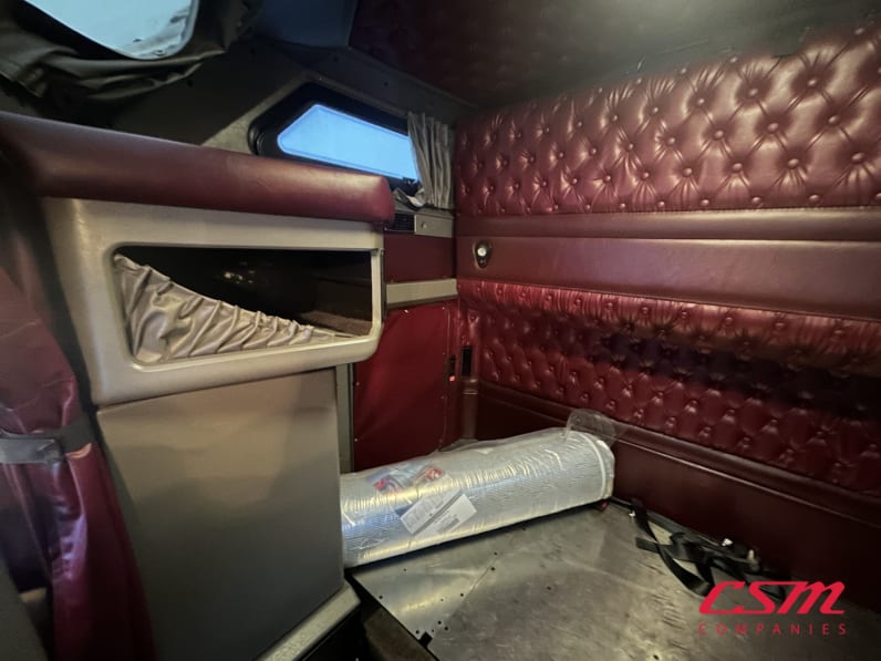 Interior passenger side sleeper for this 2021 Kenworth W900L (Stock number: UMR426555)