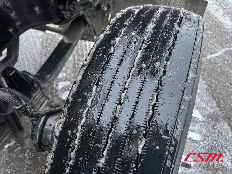 Passenger side front tire tread for this 2021 Kenworth W900L (Stock number: UMR426555)