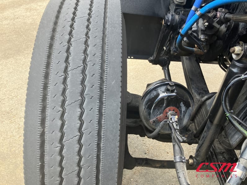 Driver side front tire tread for this 2021 Kenworth W900L (Stock number: UMR431041)