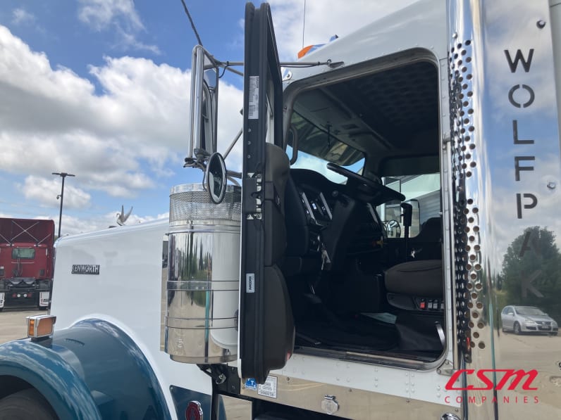 Drivers side door open for this 2021 Kenworth W900L (Stock number: UMR431041)