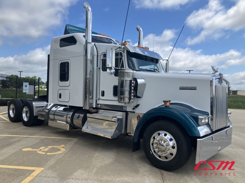 Exterior front passenger side for this 2021 Kenworth W900L (Stock number: UMR431041)