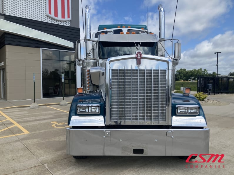 Exterior full front view for this 2021 Kenworth W900L (Stock number: UMR431041)