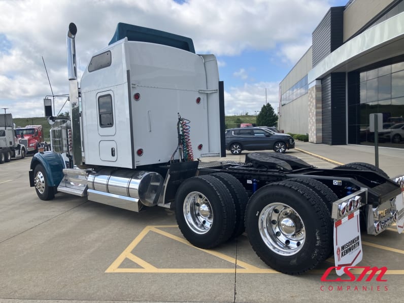 Exterior rear driver side for this 2021 Kenworth W900L (Stock number: UMR431041)