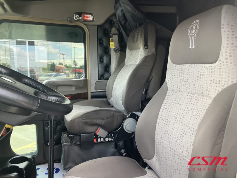 Interior seats for this 2021 Kenworth W900L (Stock number: UMR431041)