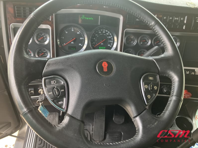 Interior steering wheel for this 2021 Kenworth W900L (Stock number: UMR431041)