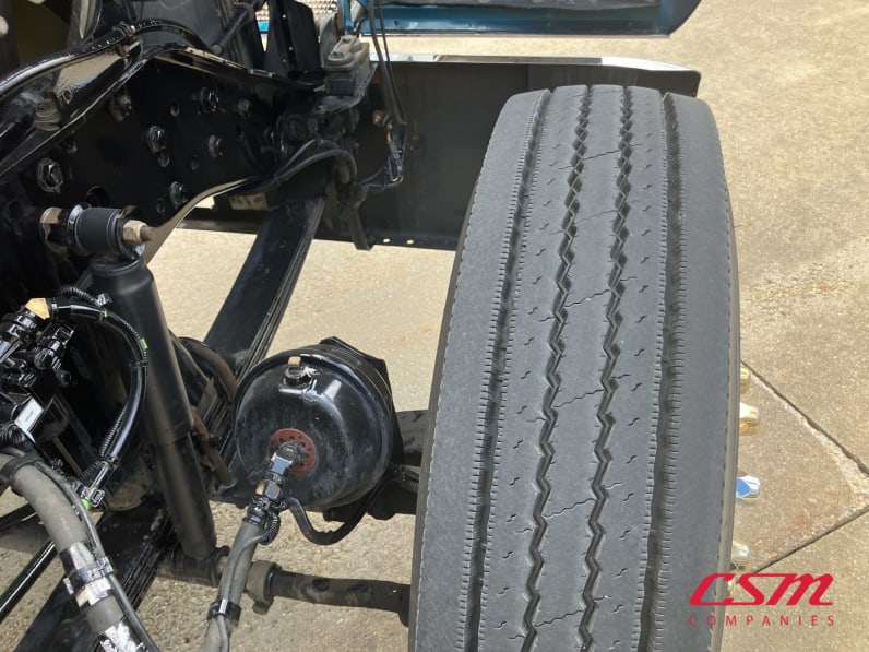 Passenger side front tire tread for this 2021 Kenworth W900L (Stock number: UMR431041)