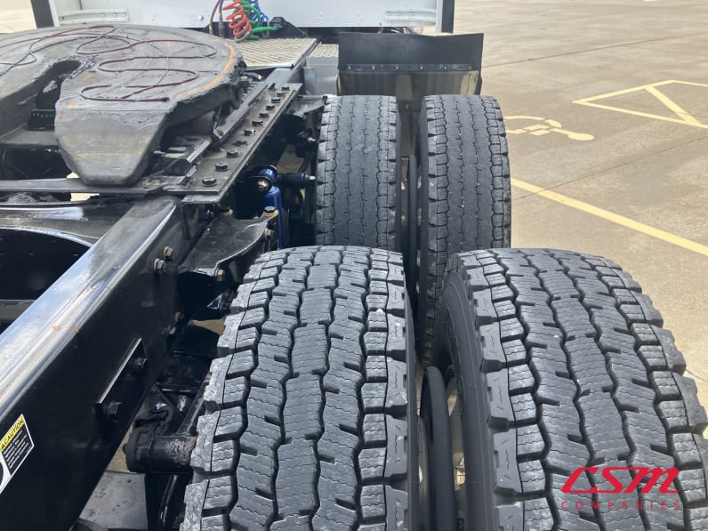Passenger side rear frame and tire tread for this 2021 Kenworth W900L (Stock number: UMR431041)