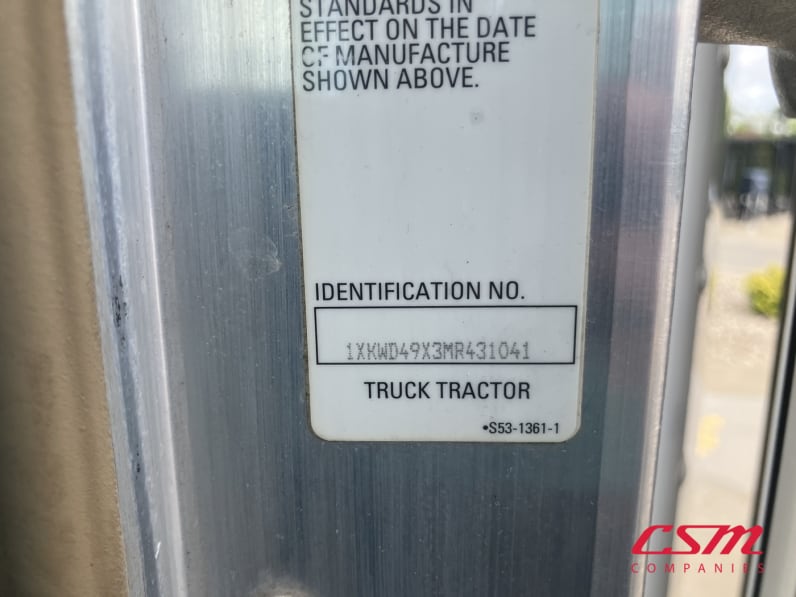 VIN tag for this 2021 Kenworth W900L (Stock number: UMR431041)