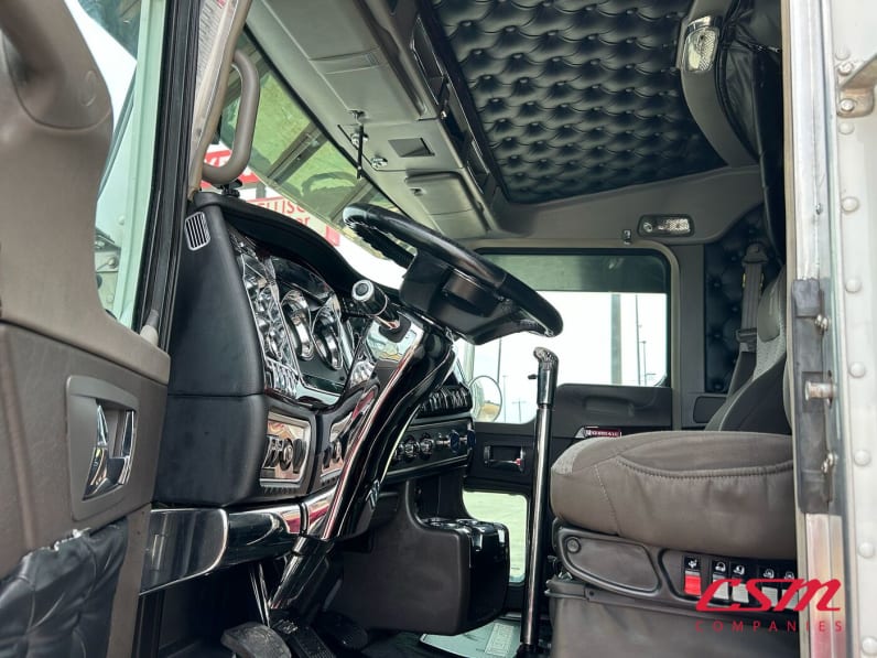 Drivers side door open for this 2021 Kenworth W900L (Stock number: UMR431043)